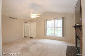 2110 Hidden Meadows Dr in Walled Lake, MI - Building Photo - Building Photo