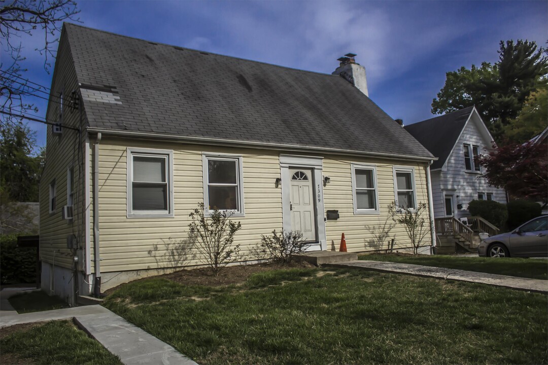 7309 Hopkins Ave in College Park, MD - Foto de edificio