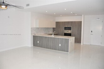 275 Giralda Ave in Coral Gables, FL - Building Photo - Building Photo