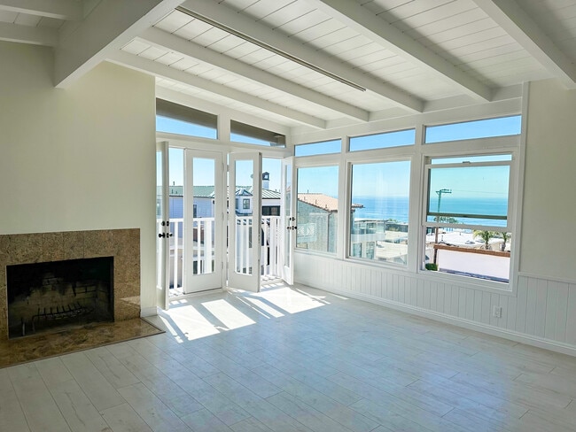233 6th St in Manhattan Beach, CA - Foto de edificio - Building Photo