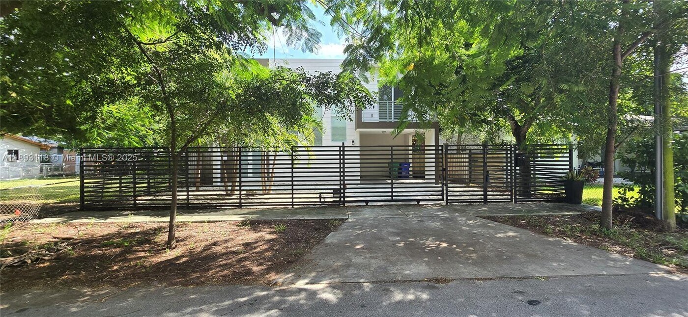 3790 Oak Ave in Miami, FL - Building Photo