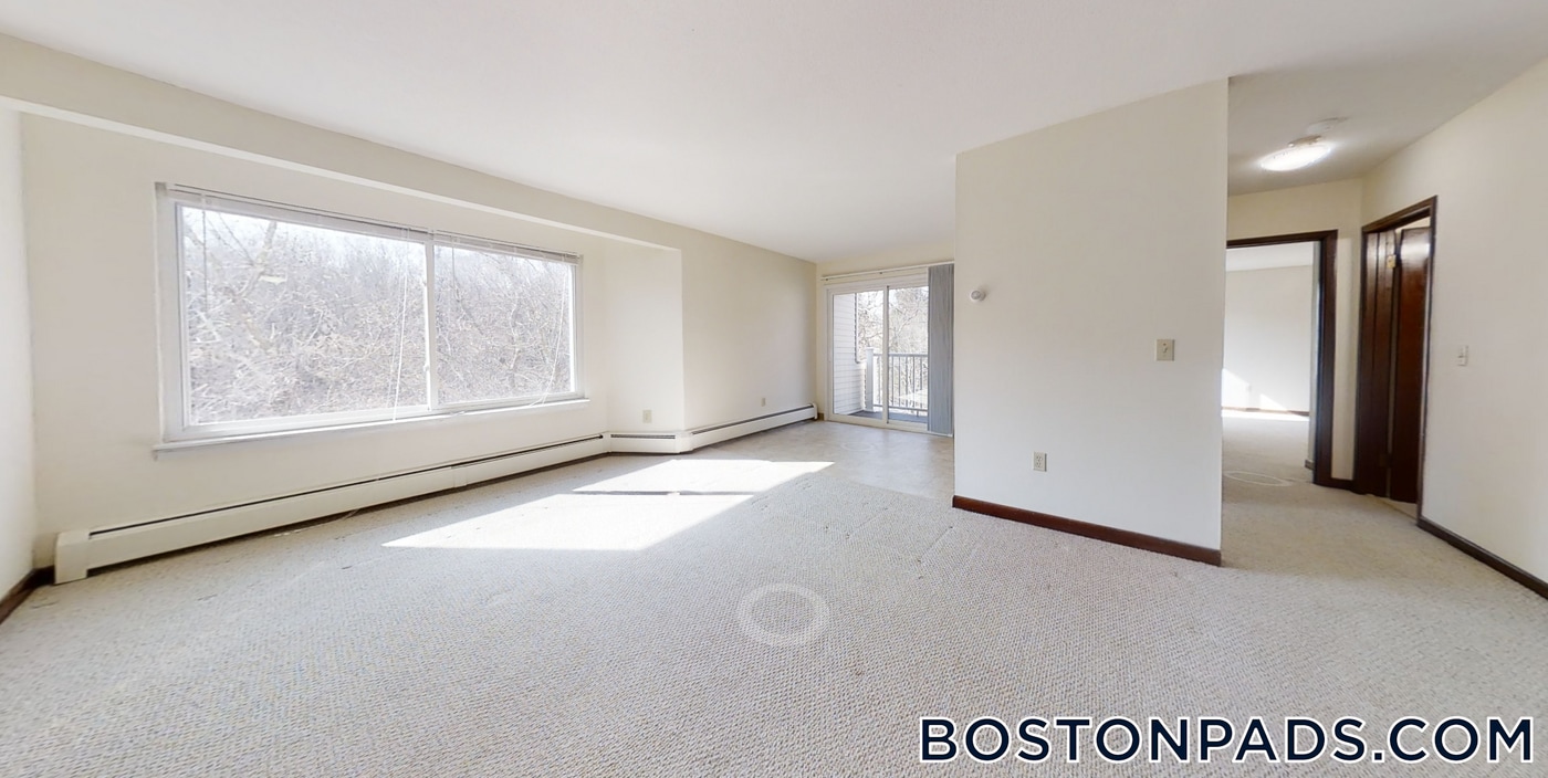 384 Sunderland Rd in Worcester, MA - Building Photo