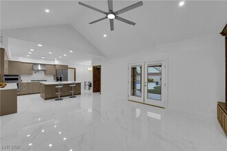 2513 Wimbledon Dr in Las Vegas, NV - Building Photo - Building Photo