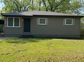 7711 Woodhaven Dr in Little Rock, AR - Building Photo