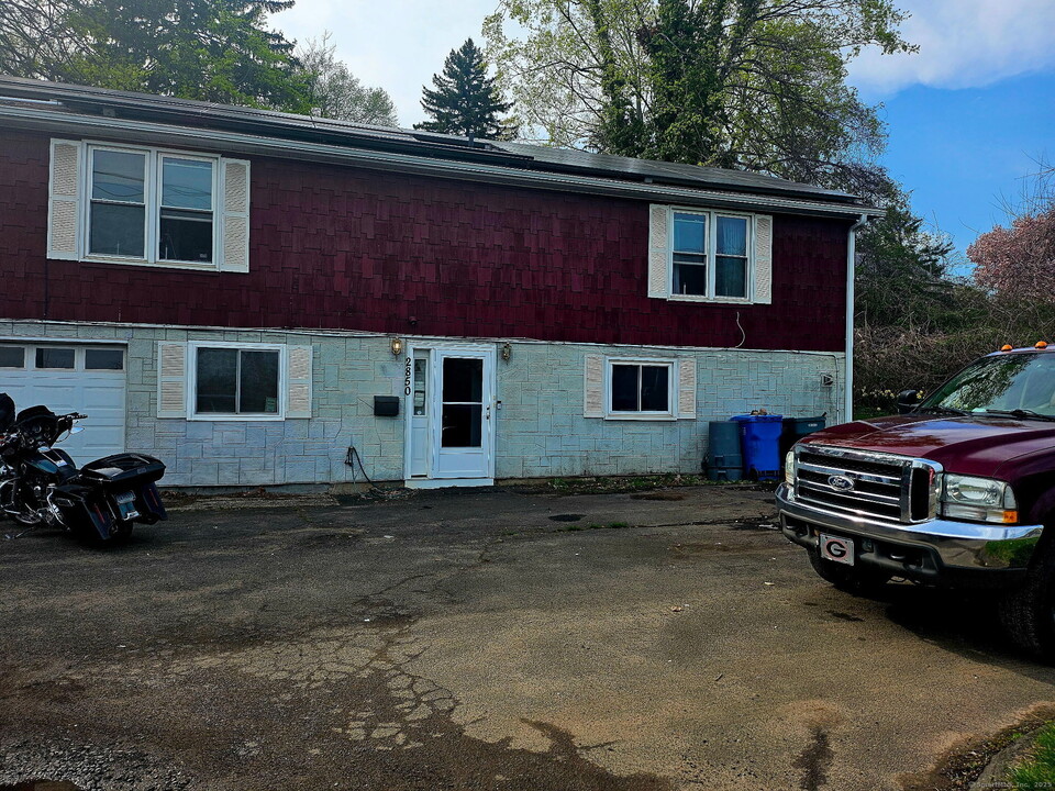 2850 State St in Hamden, CT - Building Photo