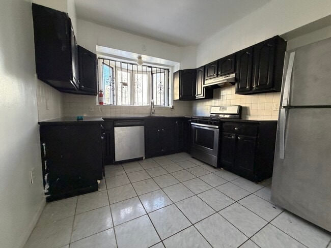 6 Vreeland Ter, Unit 1