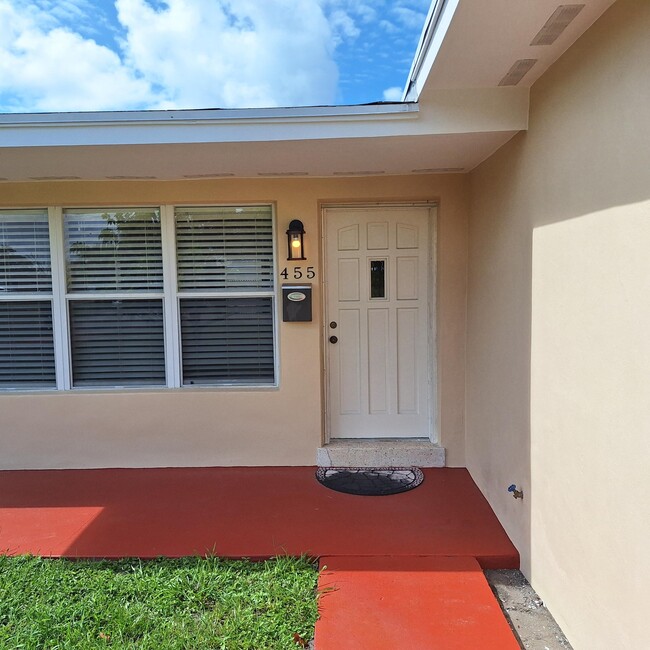 455 Bayberry Dr in West Palm Beach, FL - Building Photo - Building Photo