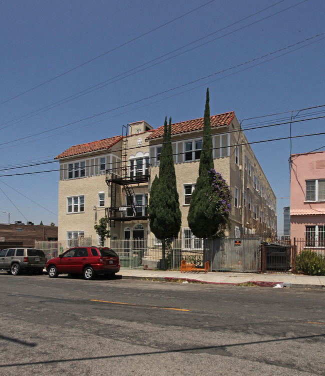 2877 San Marino St in Los Angeles, CA - Building Photo - Building Photo