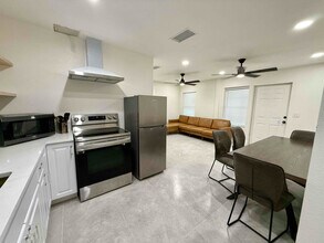 1198 Halpern St in Houston, TX - Building Photo - Building Photo