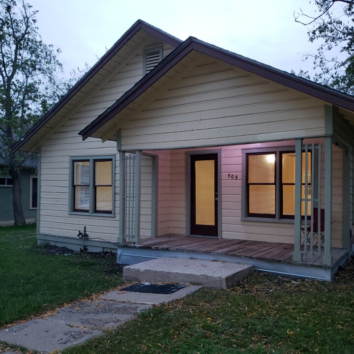 505 Ferguson St in Taylor, TX - Building Photo