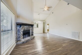 1322 Jasmine Dr in Lewisville, TX - Foto de edificio - Building Photo