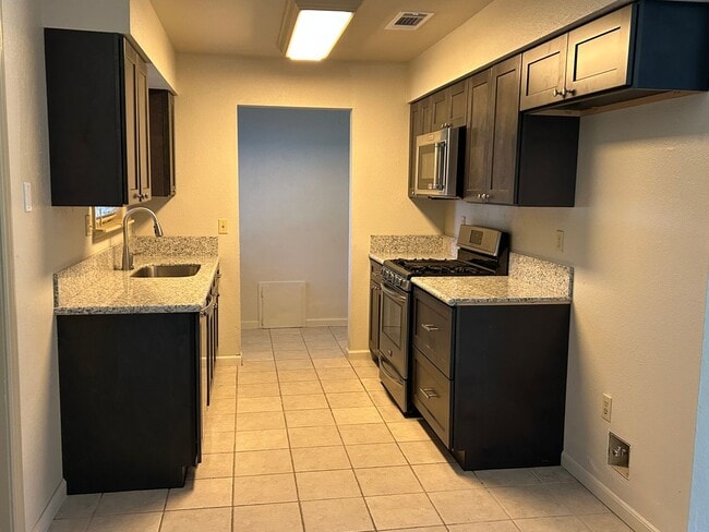 1571 Lowery St in Porterville, CA - Building Photo - Building Photo