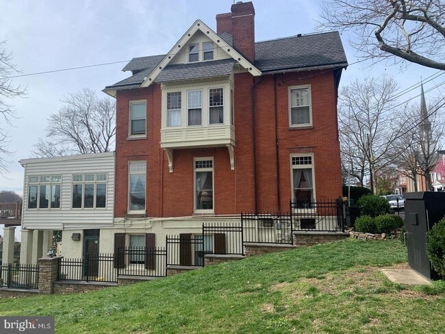 256 Radcliffe St in Bristol, PA - Foto de edificio - Building Photo