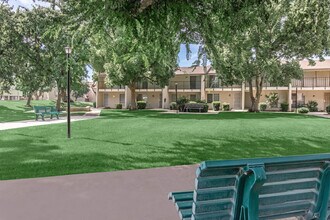 Stockdale Garden Villas in Bakersfield, CA - Foto de edificio - Building Photo