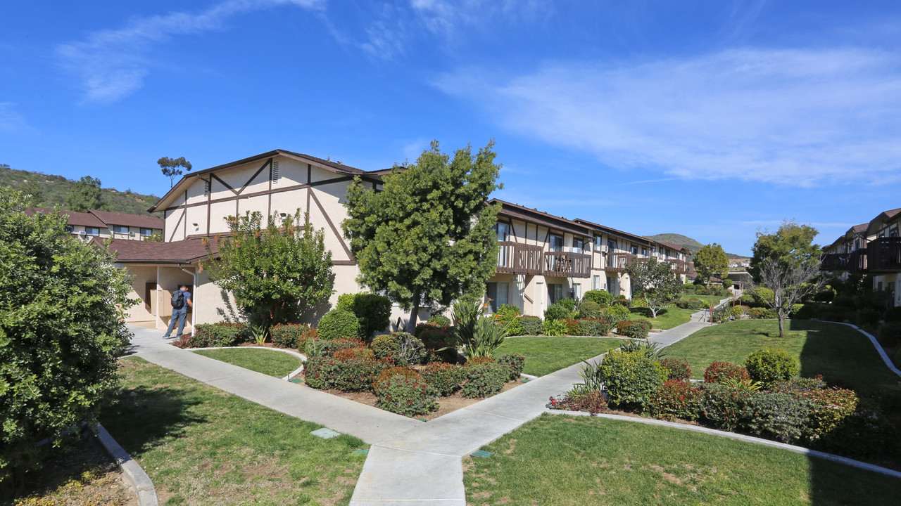 Windsor Manor Apartments in San Marcos, CA - Building Photo