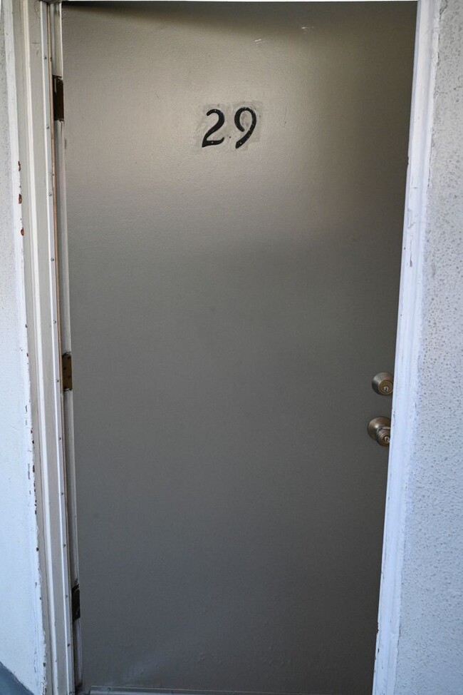 7745 Laurel Canyon Blvd. in North Hollywood, CA - Foto de edificio - Interior Photo