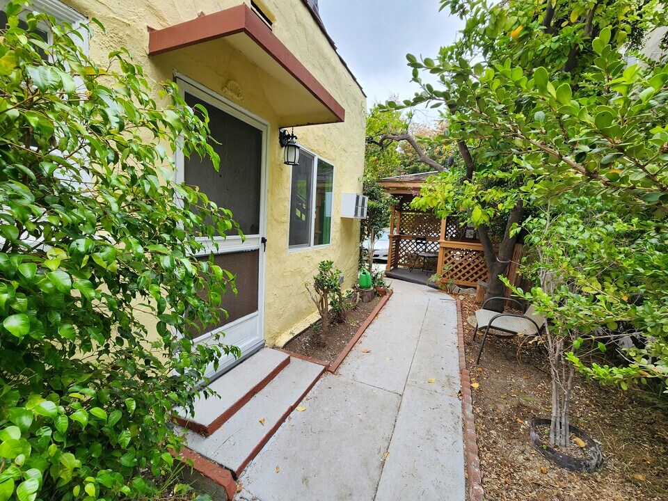 2321 N Beachwood Dr in Los Angeles, CA - Building Photo