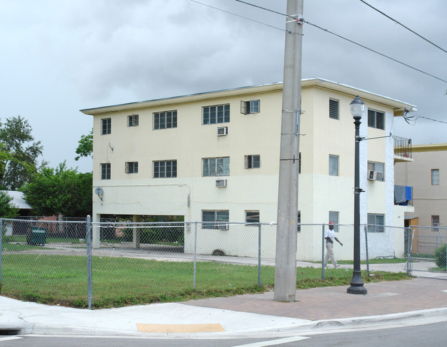 3485 Grand Ave in Miami, FL - Building Photo - Building Photo