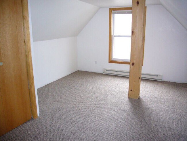 927 E 5th St, Unit A in Duluth, MN - Building Photo - Building Photo