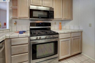 21239 Gary Dr in Hayward, CA - Building Photo - Building Photo