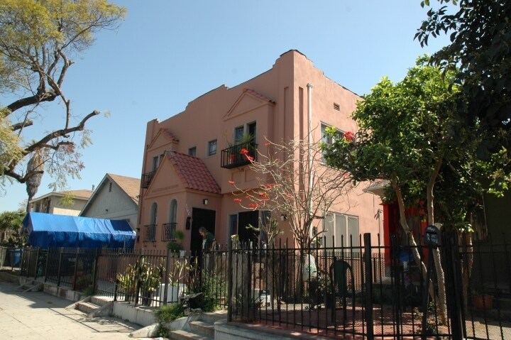 3740 Maple Ave in Los Angeles, CA - Building Photo