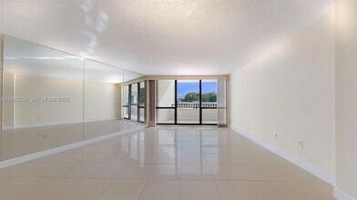 13953 Kendale Lakes Cir in Miami, FL - Foto de edificio - Building Photo