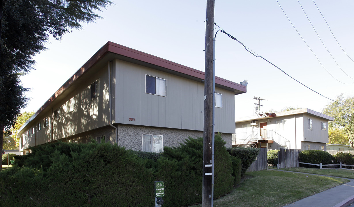 Valley Manor Apartments in Davis, CA - Building Photo