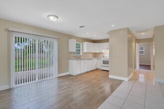 571 SW Comet Terrace in Port St. Lucie, FL - Building Photo - Building Photo