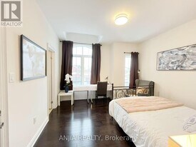 199 Canyon Hill Ave in Richmond Hill, ON - Building Photo