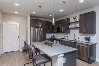 Live 8 West in Atlanta, GA - Foto de edificio - Interior Photo