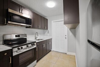 850 E Commercial Blvd in Oakland Park, FL - Building Photo - Building Photo