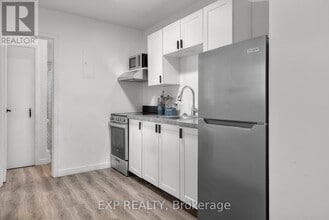 4595 Queen St in Niagara Falls, ON - Building Photo - Building Photo