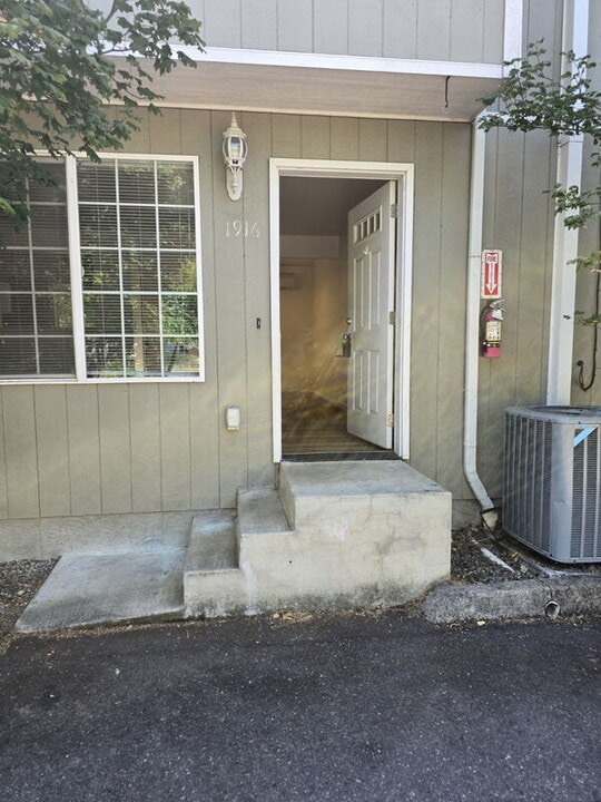 1916 SE Douglas Ave in Roseburg, OR - Building Photo