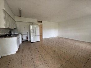 19121 NE 25th Ave in Miami, FL - Building Photo - Building Photo