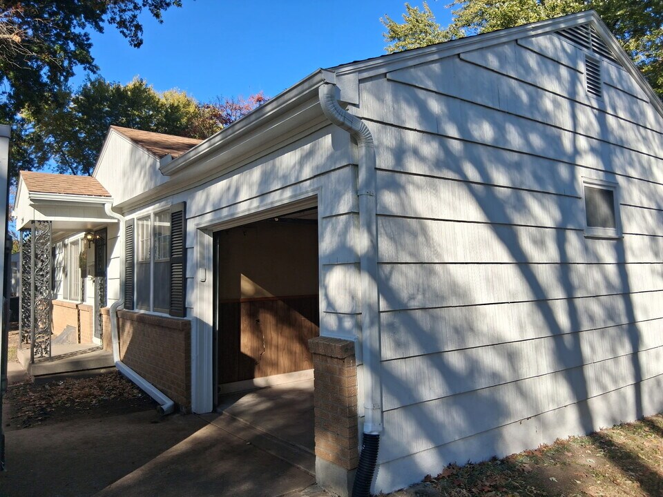 12504 E 33rd St S in Independence, MO - Building Photo