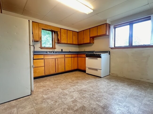 663 court st, Unit 2 upstairs apartment in Sault Ste. Marie, MI - Building Photo - Building Photo