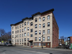 141-145 Cabot St in Holyoke, MA - Foto de edificio - Building Photo