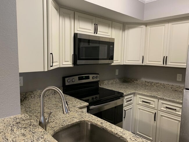 1548 SE Royal Green Cir, Unit 105 in Port St. Lucie, FL - Building Photo - Building Photo