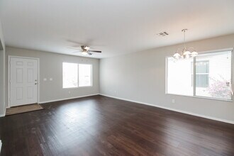 15843 W Woodlands Ave in Goodyear, AZ - Foto de edificio - Building Photo