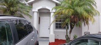 14045 SW 121st Pl in Miami, FL - Building Photo