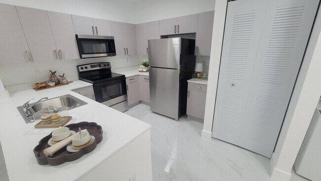 1182 W 32nd St, Unit A3 in Hialeah, FL - Foto de edificio - Building Photo