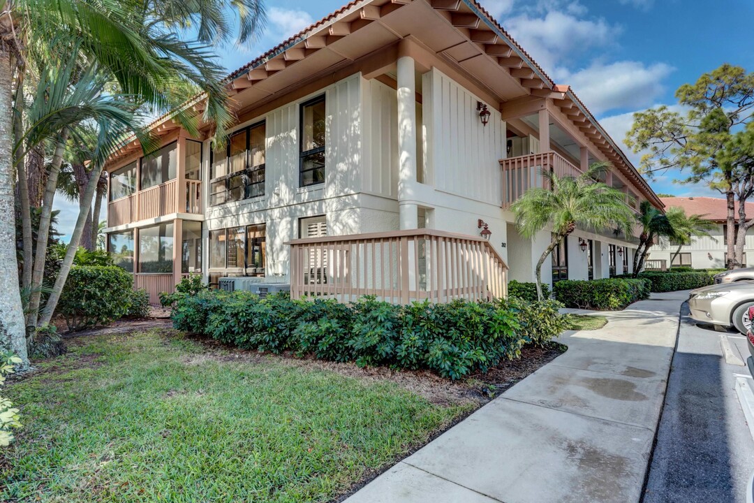 318 Brackenwood Cir in Palm Beach Gardens, FL - Building Photo