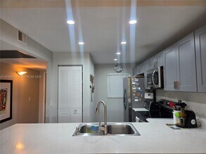 9410 Poinciana Pl in Davie, FL - Foto de edificio - Building Photo