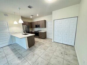 4802 NW 83rd Path in Doral, FL - Foto de edificio - Building Photo