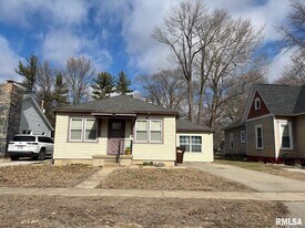 811 Monroe St in Pawnee, IL - Building Photo