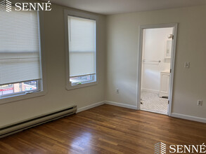 35 Davis Sq, Unit 10 in Somerville, MA - Foto de edificio - Building Photo