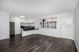 Chateau Apartments in Hawthorne, CA - Building Photo - Building Photo