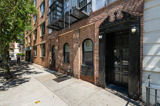 323 E 21st St in New York, NY - Building Photo - Building Photo