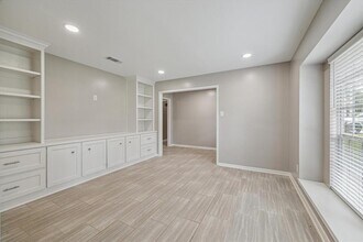 13910 E Cypress Forest Dr in Houston, TX - Building Photo - Building Photo