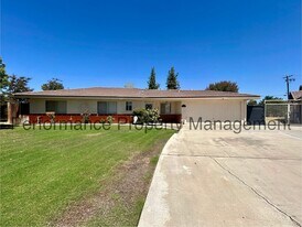 100 Atherton Ct in Bakersfield, CA - Building Photo